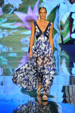 Miami Beach, Fl - 14 Temmuz: Bir modeli pist Sinesia Karol için Paraiso Moda Fuarı'nda Paraiso çadır üzerinde 14 Temmuz 2018 Miami Beach, Florida sırasında yürür.