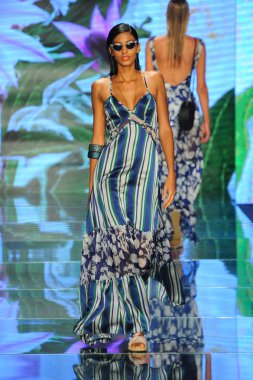 Miami Beach, Fl - 14 Temmuz: Bir modeli pist Sinesia Karol için Paraiso Moda Fuarı'nda Paraiso çadır üzerinde 14 Temmuz 2018 Miami Beach, Florida sırasında yürür.
