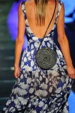 Miami Beach, Fl - 14 Temmuz: Bir modeli pist Sinesia Karol için Paraiso Moda Fuarı'nda Paraiso çadır üzerinde 14 Temmuz 2018 Miami Beach, Florida sırasında yürür.