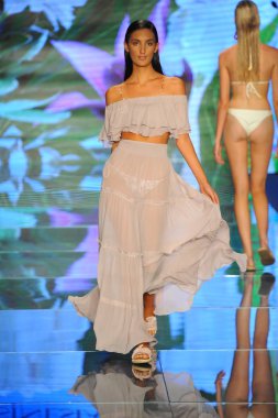 Miami Beach, Fl - 14 Temmuz: Bir modeli pist Sinesia Karol için Paraiso Moda Fuarı'nda Paraiso çadır üzerinde 14 Temmuz 2018 Miami Beach, Florida sırasında yürür.