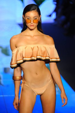 Miami Beach, Fl - 14 Temmuz: Bir modeli pist Sinesia Karol için Paraiso Moda Fuarı'nda Paraiso çadır üzerinde 14 Temmuz 2018 Miami Beach, Florida sırasında yürür.