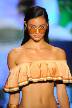 Miami Beach, Fl - 14 Temmuz: Bir modeli pist Sinesia Karol için Paraiso Moda Fuarı'nda Paraiso çadır üzerinde 14 Temmuz 2018 Miami Beach, Florida sırasında yürür.