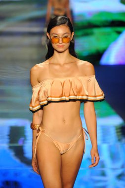 Miami Beach, Fl - 14 Temmuz: Bir modeli pist Sinesia Karol için Paraiso Moda Fuarı'nda Paraiso çadır üzerinde 14 Temmuz 2018 Miami Beach, Florida sırasında yürür.
