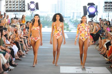 Miami, Fl - 14 Temmuz: Modelleri Paraiso Moda Fuarı'nda 1111 Lincoln Road üzerinde 14 Temmuz 2018 Miami, Florida'da sırasında pist Acacia Resort 2019 için yürüyüş. 