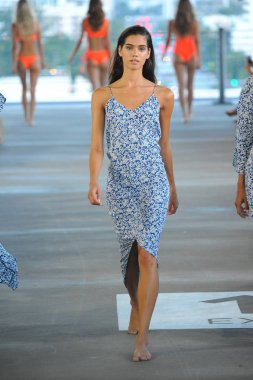 Miami, Fl - 14 Temmuz: Bir model Paraiso Moda Fuarı'nda 1111 Lincoln Road üzerinde 14 Temmuz 2018 Miami, Florida'da sırasında Acacia Resort 2019 için pist yürür. 