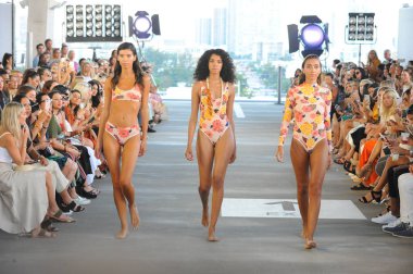Miami, Fl - 14 Temmuz: Modelleri Paraiso Moda Fuarı'nda 1111 Lincoln Road üzerinde 14 Temmuz 2018 Miami, Florida'da sırasında pist Acacia Resort 2019 için yürüyüş. 