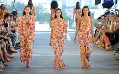 Miami, Fl - 14 Temmuz: Modelleri Paraiso Moda Fuarı'nda 1111 Lincoln Road üzerinde 14 Temmuz 2018 Miami, Florida'da sırasında pist Acacia Resort 2019 için yürüyüş. 