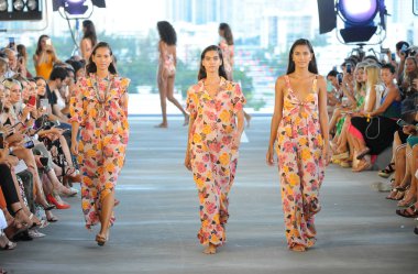 Miami, Fl - 14 Temmuz: Modelleri Paraiso Moda Fuarı'nda 1111 Lincoln Road üzerinde 14 Temmuz 2018 Miami, Florida'da sırasında pist Acacia Resort 2019 için yürüyüş. 