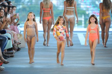 Miami, Fl - 14 Temmuz: Modelleri Paraiso Moda Fuarı'nda 1111 Lincoln Road üzerinde 14 Temmuz 2018 Miami, Florida'da sırasında pist Acacia Resort 2019 için yürüyüş. 