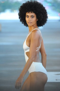 Miami, Fl - 14 Temmuz: Bir model Paraiso Moda Fuarı'nda 1111 Lincoln Road üzerinde 14 Temmuz 2018 Miami, Florida'da sırasında Acacia Resort 2019 için pist yürür. 