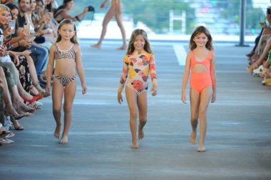 Miami, Fl - 14 Temmuz: Modelleri Paraiso Moda Fuarı'nda 1111 Lincoln Road üzerinde 14 Temmuz 2018 Miami, Florida'da sırasında pist Acacia Resort 2019 için yürüyüş. 