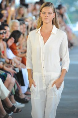 Miami, Fl - 14 Temmuz: Bir model Paraiso Moda Fuarı'nda 1111 Lincoln Road üzerinde 14 Temmuz 2018 Miami, Florida'da sırasında Acacia Resort 2019 için pist yürür. 