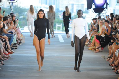 Miami, Fl - 14 Temmuz: Bir model Paraiso Moda Fuarı'nda 1111 Lincoln Road üzerinde 14 Temmuz 2018 Miami, Florida'da sırasında Acacia Resort 2019 için pist yürür. 