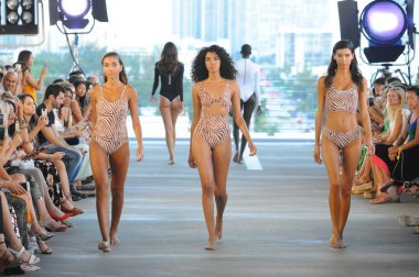 Miami, Fl - 14 Temmuz: Modelleri Paraiso Moda Fuarı'nda 1111 Lincoln Road üzerinde 14 Temmuz 2018 Miami, Florida'da sırasında pist Acacia Resort 2019 için yürüyüş. 