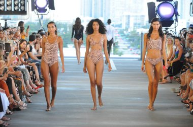 Miami, Fl - 14 Temmuz: Modelleri Paraiso Moda Fuarı'nda 1111 Lincoln Road üzerinde 14 Temmuz 2018 Miami, Florida'da sırasında pist Acacia Resort 2019 için yürüyüş. 