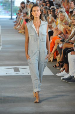 Miami, Fl - 14 Temmuz: Bir model Paraiso Moda Fuarı'nda 1111 Lincoln Road üzerinde 14 Temmuz 2018 Miami, Florida'da sırasında Acacia Resort 2019 için pist yürür. 