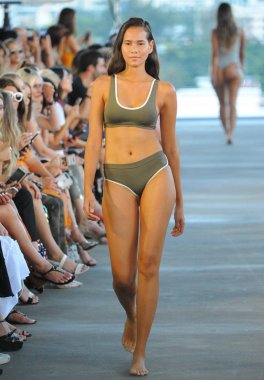 Miami, Fl - 14 Temmuz: Bir model Paraiso Moda Fuarı'nda 1111 Lincoln Road üzerinde 14 Temmuz 2018 Miami, Florida'da sırasında Acacia Resort 2019 için pist yürür. 