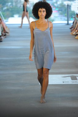 Miami, Fl - 14 Temmuz: Bir model Paraiso Moda Fuarı'nda 1111 Lincoln Road üzerinde 14 Temmuz 2018 Miami, Florida'da sırasında Acacia Resort 2019 için pist yürür. 