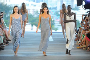 Miami, Fl - 14 Temmuz: Modelleri Paraiso Moda Fuarı'nda 1111 Lincoln Road üzerinde 14 Temmuz 2018 Miami, Florida'da sırasında pist Acacia Resort 2019 için yürüyüş. 