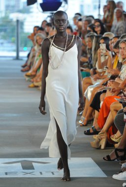 Miami, Fl - 14 Temmuz: Bir model Paraiso Moda Fuarı'nda 1111 Lincoln Road üzerinde 14 Temmuz 2018 Miami, Florida'da sırasında Acacia Resort 2019 için pist yürür. 