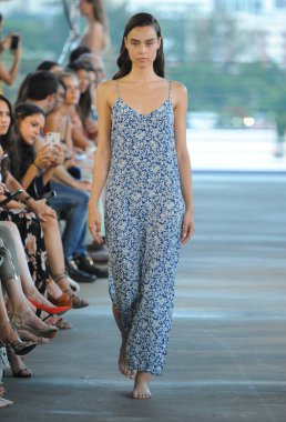 Miami, Fl - 14 Temmuz: Bir model Paraiso Moda Fuarı'nda 1111 Lincoln Road üzerinde 14 Temmuz 2018 Miami, Florida'da sırasında Acacia Resort 2019 için pist yürür. 