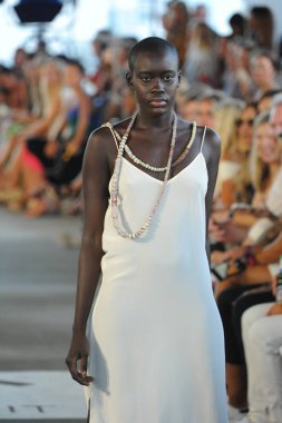 Miami, Fl - 14 Temmuz: Bir model Paraiso Moda Fuarı'nda 1111 Lincoln Road üzerinde 14 Temmuz 2018 Miami, Florida'da sırasında Acacia Resort 2019 için pist yürür. 
