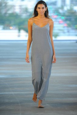 Miami, Fl - 14 Temmuz: Bir model Paraiso Moda Fuarı'nda 1111 Lincoln Road üzerinde 14 Temmuz 2018 Miami, Florida'da sırasında Acacia Resort 2019 için pist yürür. 