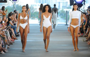 Miami, Fl - 14 Temmuz: Modelleri Paraiso Moda Fuarı'nda 1111 Lincoln Road üzerinde 14 Temmuz 2018 Miami, Florida'da sırasında pist Acacia Resort 2019 için yürüyüş. 