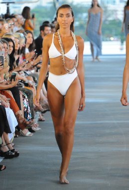 Miami, Fl - 14 Temmuz: Bir model Paraiso Moda Fuarı'nda 1111 Lincoln Road üzerinde 14 Temmuz 2018 Miami, Florida'da sırasında Acacia Resort 2019 için pist yürür. 