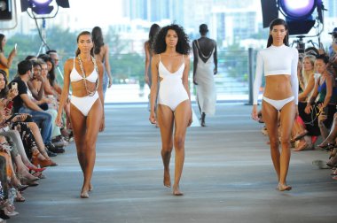 Miami, Fl - 14 Temmuz: Modelleri Paraiso Moda Fuarı'nda 1111 Lincoln Road üzerinde 14 Temmuz 2018 Miami, Florida'da sırasında pist Acacia Resort 2019 için yürüyüş. 