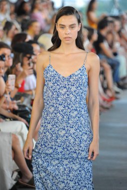 Miami, Fl - 14 Temmuz: Bir model Paraiso Moda Fuarı'nda 1111 Lincoln Road üzerinde 14 Temmuz 2018 Miami, Florida'da sırasında Acacia Resort 2019 için pist yürür. 