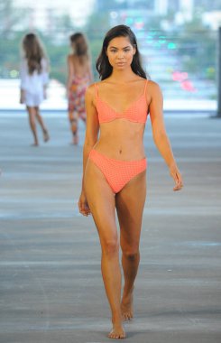 Miami, Fl - 14 Temmuz: Bir model Paraiso Moda Fuarı'nda 1111 Lincoln Road üzerinde 14 Temmuz 2018 Miami, Florida'da sırasında Acacia Resort 2019 için pist yürür. 