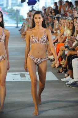 Miami, Fl - 14 Temmuz: Bir model Paraiso Moda Fuarı'nda 1111 Lincoln Road üzerinde 14 Temmuz 2018 Miami, Florida'da sırasında Acacia Resort 2019 için pist yürür. 