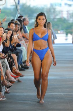 Miami, Fl - 14 Temmuz: Bir model Paraiso Moda Fuarı'nda 1111 Lincoln Road üzerinde 14 Temmuz 2018 Miami, Florida'da sırasında Acacia Resort 2019 için pist yürür. 