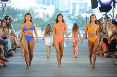 Miami, Fl - 14 Temmuz: Modelleri Paraiso Moda Fuarı'nda 1111 Lincoln Road üzerinde 14 Temmuz 2018 Miami, Florida'da sırasında pist Acacia Resort 2019 için yürüyüş. 