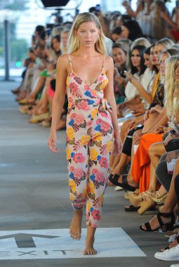 Miami, Fl - 14 Temmuz: Bir model Paraiso Moda Fuarı'nda 1111 Lincoln Road üzerinde 14 Temmuz 2018 Miami, Florida'da sırasında Acacia Resort 2019 için pist yürür. 