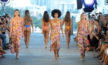 Miami, Fl - 14 Temmuz: Modelleri Paraiso Moda Fuarı'nda 1111 Lincoln Road üzerinde 14 Temmuz 2018 Miami, Florida'da sırasında pist Acacia Resort 2019 için yürüyüş. 