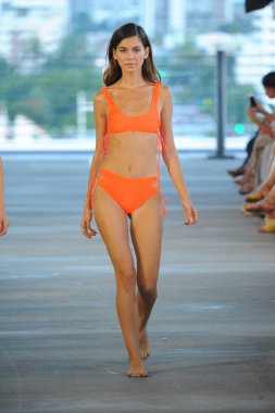 Miami, Fl - 14 Temmuz: Bir model Paraiso Moda Fuarı'nda 1111 Lincoln Road üzerinde 14 Temmuz 2018 Miami, Florida'da sırasında Acacia Resort 2019 için pist yürür. 