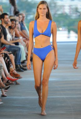 Miami, Fl - 14 Temmuz: Bir model Paraiso Moda Fuarı'nda 1111 Lincoln Road üzerinde 14 Temmuz 2018 Miami, Florida'da sırasında Acacia Resort 2019 için pist yürür. 
