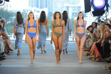Miami, Fl - 14 Temmuz: Modelleri Paraiso Moda Fuarı'nda 1111 Lincoln Road üzerinde 14 Temmuz 2018 Miami, Florida'da sırasında pist Acacia Resort 2019 için yürüyüş. 