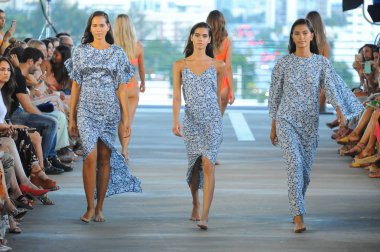 Miami, Fl - 14 Temmuz: Modelleri Paraiso Moda Fuarı'nda 1111 Lincoln Road üzerinde 14 Temmuz 2018 Miami, Florida'da sırasında pist Acacia Resort 2019 için yürüyüş. 