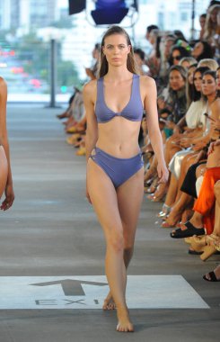 Miami, Fl - 14 Temmuz: Bir model Paraiso Moda Fuarı'nda 1111 Lincoln Road üzerinde 14 Temmuz 2018 Miami, Florida'da sırasında Acacia Resort 2019 için pist yürür. 