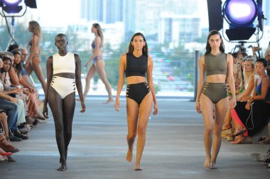 Miami, Fl - 14 Temmuz: Modelleri Paraiso Moda Fuarı'nda 1111 Lincoln Road üzerinde 14 Temmuz 2018 Miami, Florida'da sırasında pist Acacia Resort 2019 için yürüyüş. 