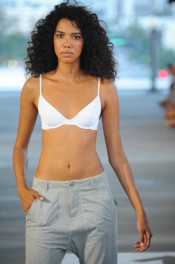 Miami, Fl - 14 Temmuz: Bir model Paraiso Moda Fuarı'nda 1111 Lincoln Road üzerinde 14 Temmuz 2018 Miami, Florida'da sırasında Acacia Resort 2019 için pist yürür. 