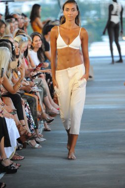 Miami, Fl - 14 Temmuz: Bir model Paraiso Moda Fuarı'nda 1111 Lincoln Road üzerinde 14 Temmuz 2018 Miami, Florida'da sırasında Acacia Resort 2019 için pist yürür. 