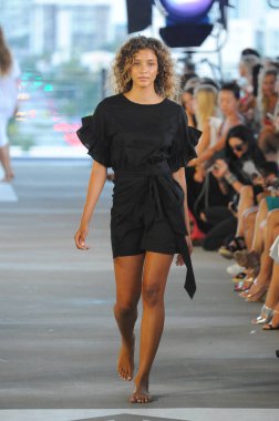 Miami, Fl - 14 Temmuz: Bir model Paraiso Moda Fuarı'nda 1111 Lincoln Road üzerinde 14 Temmuz 2018 Miami, Florida'da sırasında Acacia Resort 2019 için pist yürür. 