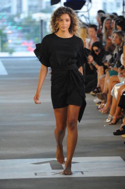 Miami, Fl - 14 Temmuz: Bir model Paraiso Moda Fuarı'nda 1111 Lincoln Road üzerinde 14 Temmuz 2018 Miami, Florida'da sırasında Acacia Resort 2019 için pist yürür. 