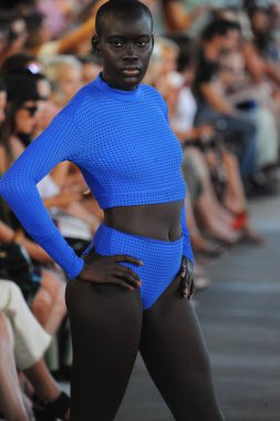 Miami, Fl - 14 Temmuz: Bir model Paraiso Moda Fuarı'nda 1111 Lincoln Road üzerinde 14 Temmuz 2018 Miami, Florida'da sırasında Acacia Resort 2019 için pist yürür. 