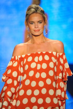 Miami Beach, Fl - 14 Temmuz: Bir modeli pist için Luli Fama Paraiso Moda Fuarı'nda Paraiso çadır üzerinde 14 Temmuz 2018 Miami Beach, Florida sırasında yürür. 