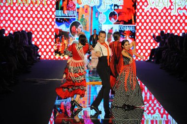 Miami Beach, Fl - 14 Temmuz: Pist üzerinde Luli Fama sýrasýnda performans Paraiso Moda Fuarı'nda Paraiso çadır üzerinde 14 Temmuz 2018 Miami Beach, Florida. 